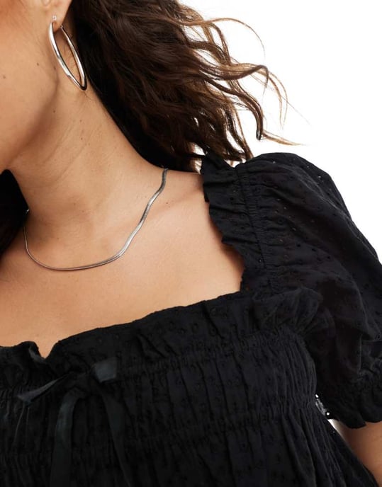 Miss Selfridge Petite broderie smockklänning i svart - Image 3