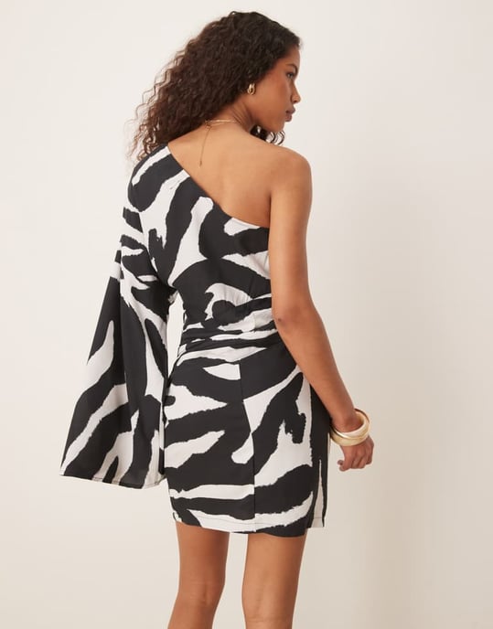 ASOS DESIGN asymmetrisk miniklänning med en ärm i zebramönster - Image 4