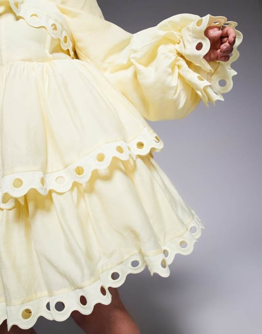 ASOS LUXE Curve överdel med puffärmar och flera lager i minikjol med utskärningar i buttermilk - Image 2