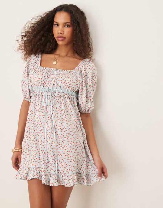 ASOS DESIGN fyrkantig halsringning puffärmad mini smockklänning i blått blommönster - Image 1