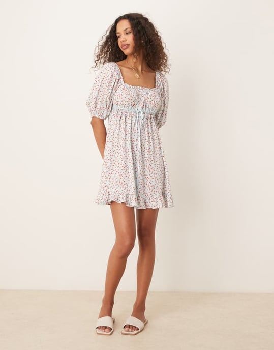 ASOS DESIGN fyrkantig halsringning puffärmad mini smockklänning i blått blommönster - Image 2
