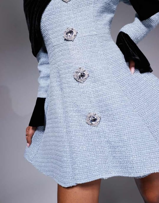 ASOS LUXE boucle- och sammet-miniklänning med dekorerade knappar i isblå - Image 3