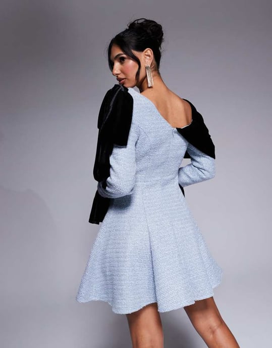 ASOS LUXE boucle- och sammet-miniklänning med dekorerade knappar i isblå - Image 4