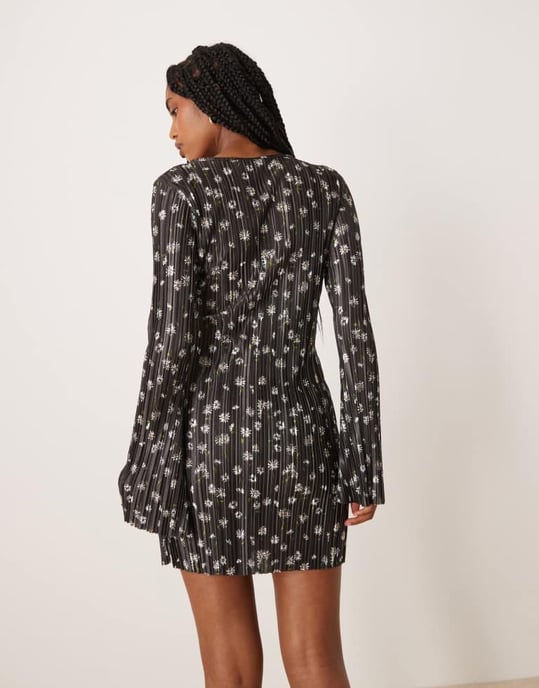 ASOS DESIGN plisserad lång ärm draperad kort klänning i prästkrageprint - Image 2