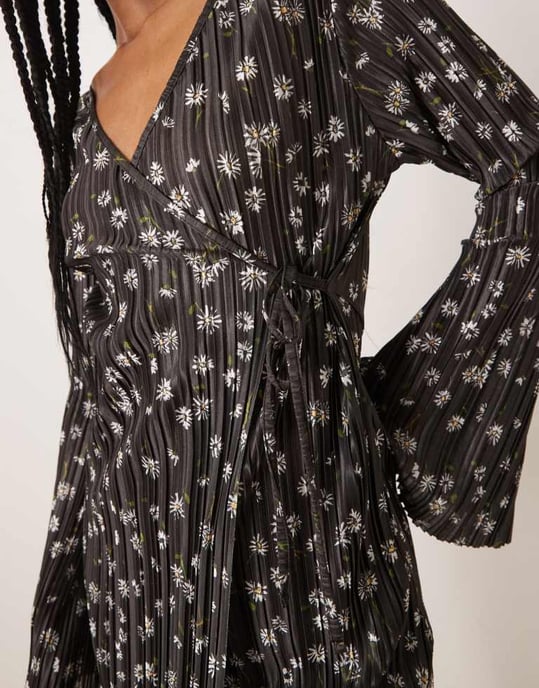 ASOS DESIGN plisserad lång ärm draperad kort klänning i prästkrageprint - Image 3