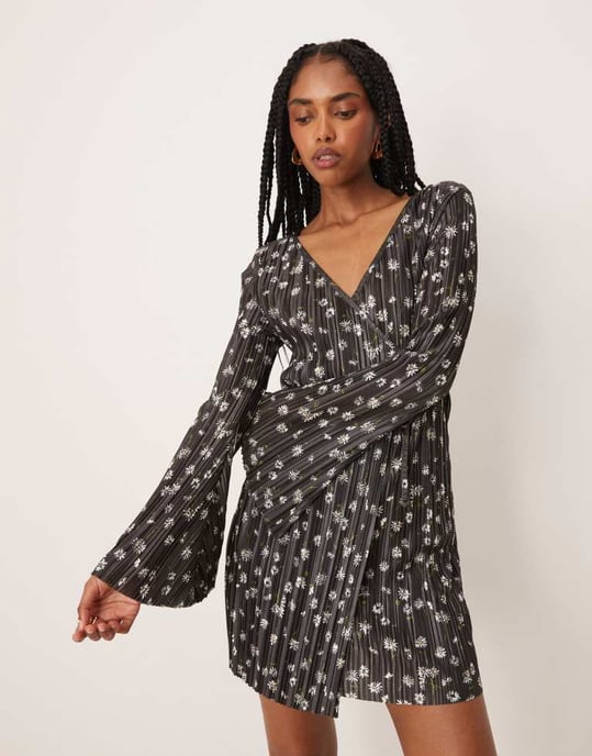ASOS DESIGN plisserad lång ärm draperad kort klänning i prästkrageprint - Image 4