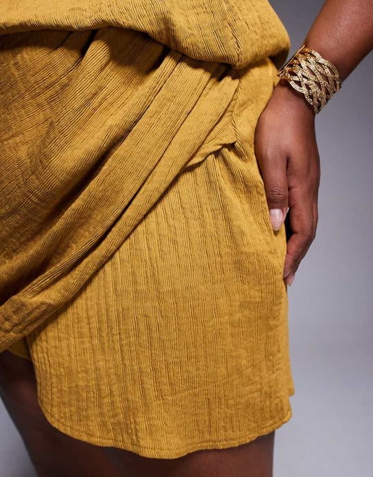 ASOS DESIGN Curve asymmetrisk draperad miniklänning i bronzefog - Image 3
