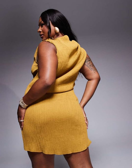ASOS DESIGN Curve asymmetrisk draperad miniklänning i bronzefog - Image 4