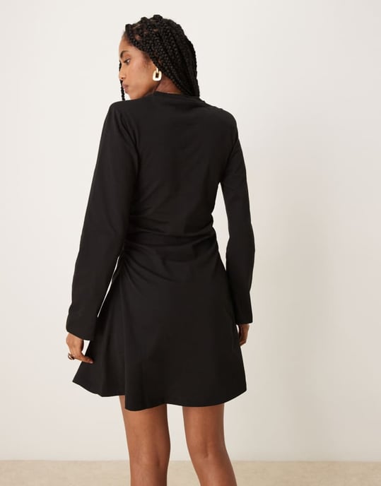 ASOS DESIGN axelvadderad detaljerad sammanknuten långärmad avslappnad minikjol i svart - Image 4