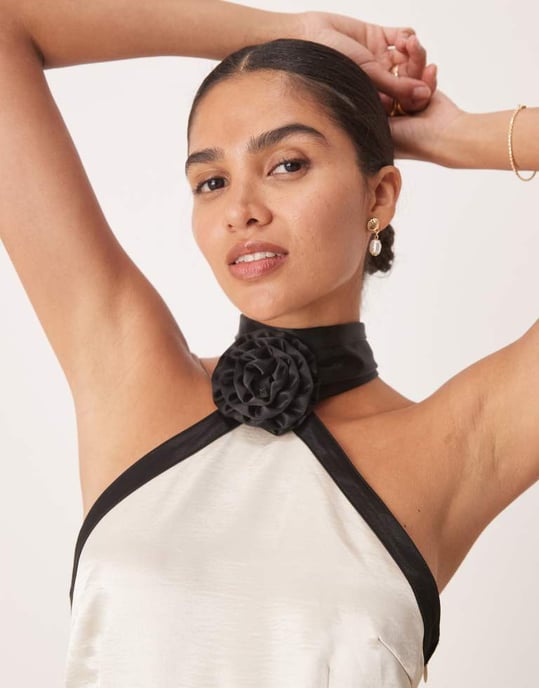 Amy Lynn kontrast halterneck satin mini klänning i mjuk guld och svart - Image 2