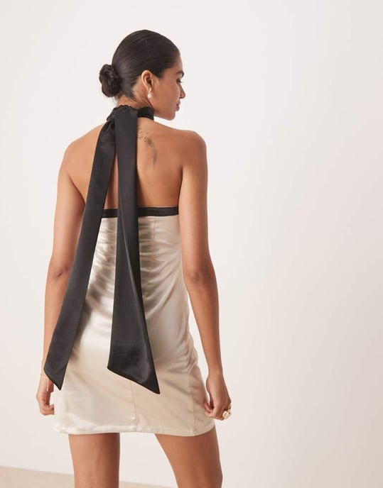 Amy Lynn kontrast halterneck satin mini klänning i mjuk guld och svart - Image 3