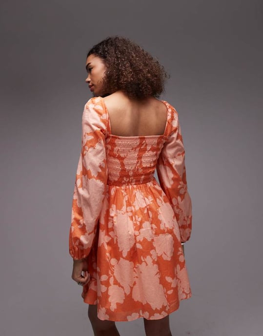 & Other Stories kvadratisk urringning med rynkad bodice mini klänning med utskuret rygg i orange blommönster - Image 4