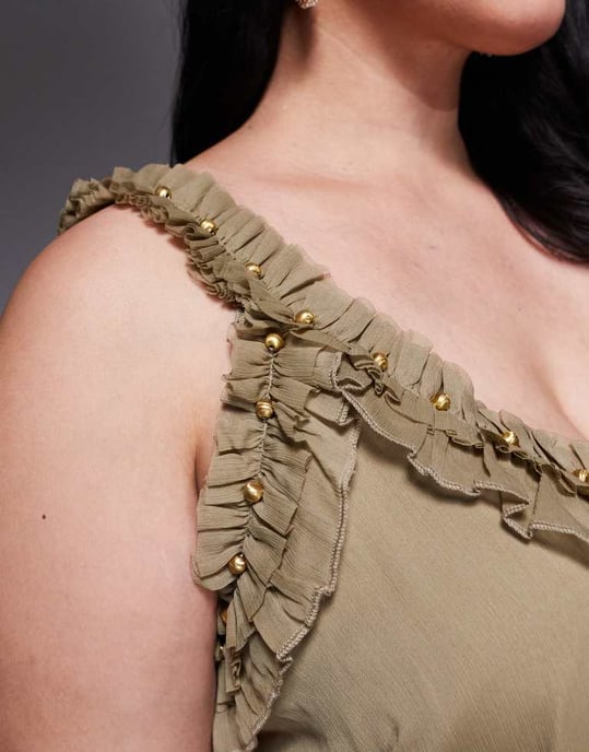 ASOS DESIGN Curve volangband detalj mini klänning med guldtrim i khaki - Image 4