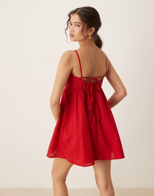 Abercrombie & Fitch spaghetti strap hjärtformad halsringning babydoll miniklänning i röd - Image 2