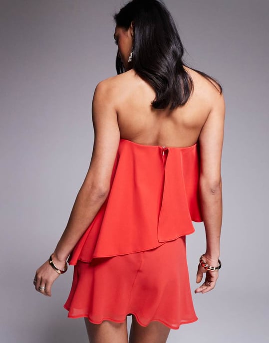 ASOS DESIGN bandeau asymmetrisk kontrasttyg sned mini klänning i röd - Image 4