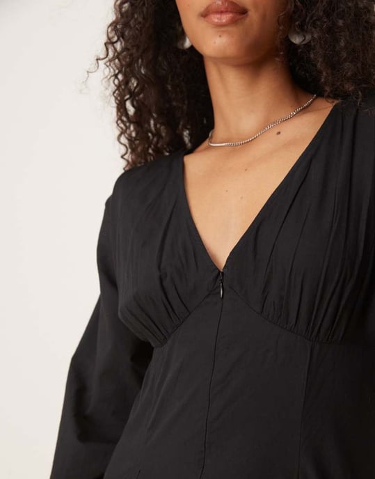 ASOS DESIGN långärmad V-ringad poplin miniklänning i svart - Image 2