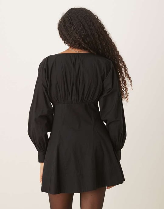 ASOS DESIGN långärmad V-ringad poplin miniklänning i svart - Image 3