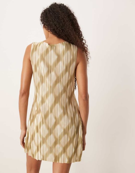 ASOS DESIGN plisserad ärmlös klänning med snedhals i grön rutigt mönster - FLERA - Image 4