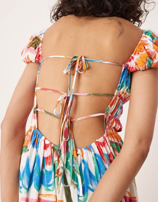 ASOS DESIGN mini klänning med fyrkantig halsringning och cinchad midja i konversationsmönster - Image 3