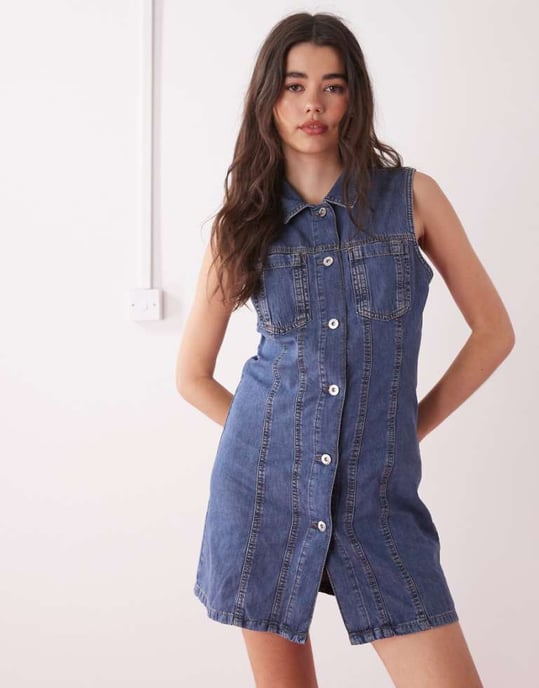 COLLUSION 90-tals denim ärmlös skjortklänning i mellanblå tvätt - Image 1