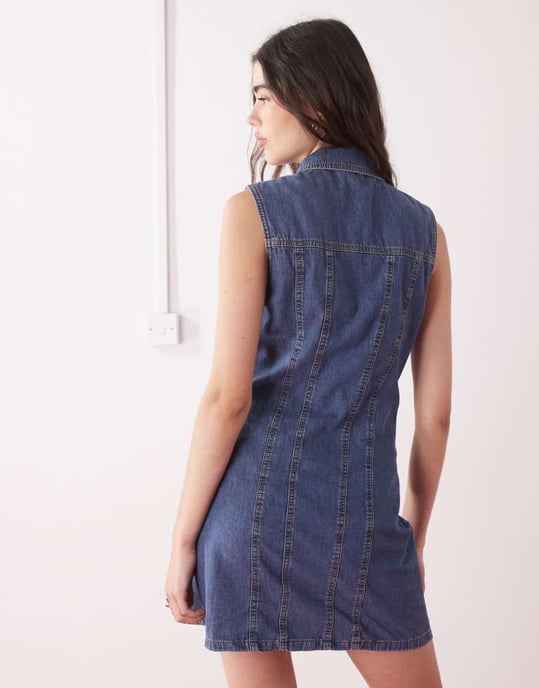 COLLUSION 90-tals denim ärmlös skjortklänning i mellanblå tvätt - Image 4