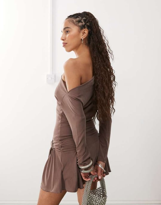 Motel Aleida omlott detalj off-shoulder slinky mini klänning i mink - Image 4
