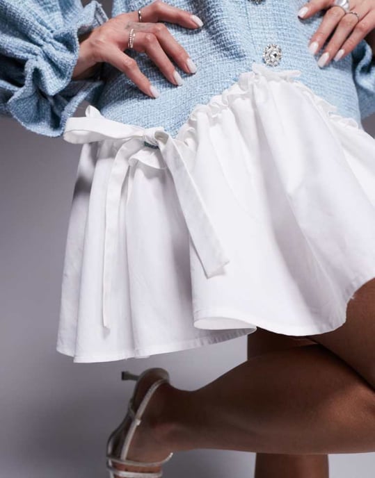 ASOS LUXE bouclé- och bomullspoplinmix mini klänning med utsmyckade knappar i blått - Image 3