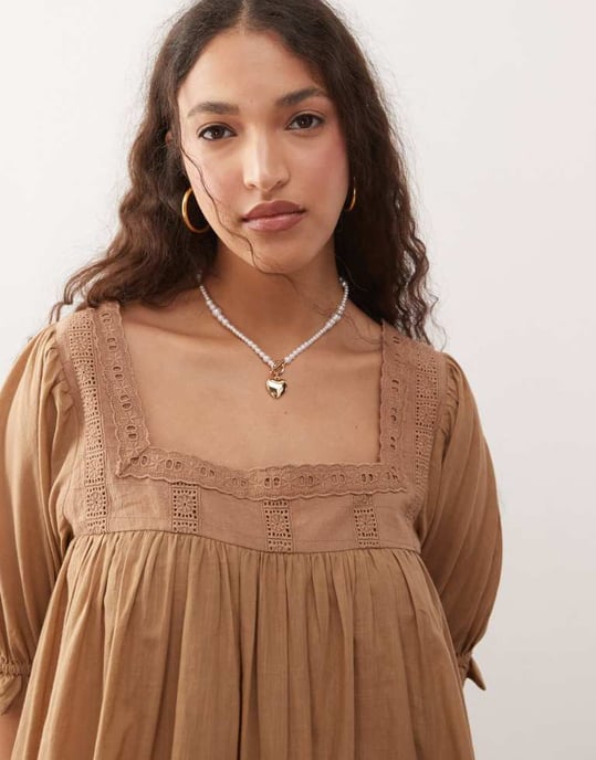 Miss Selfridge voilé smockklänning i mocha - Image 3