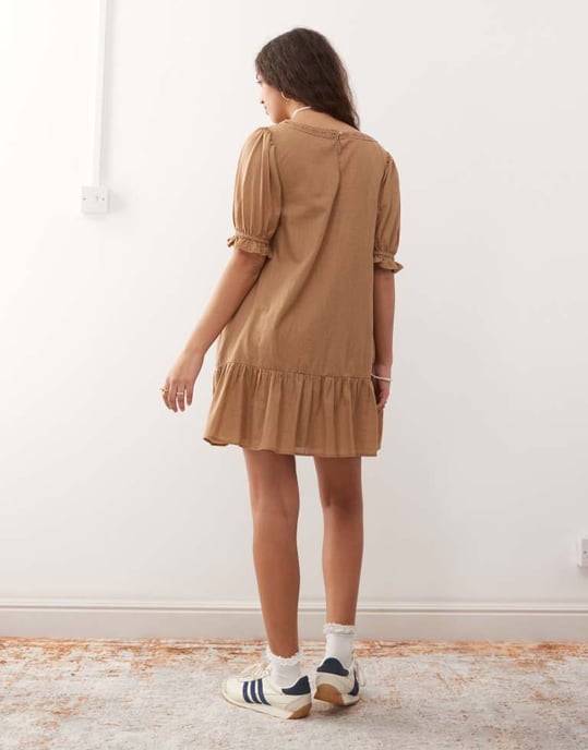 Miss Selfridge voilé smockklänning i mocha - Image 4