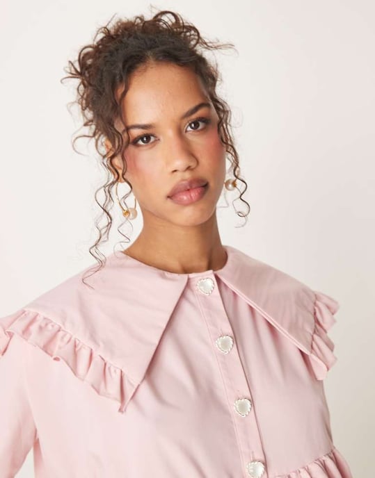 Sister Jane oversized krage volang mini klänning med hjärtknapp i ljusrosa - Image 2