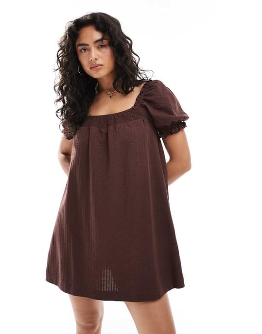 Miss Selfridge seersucker smock mini-klänning med rynkor i choklad - Image 2