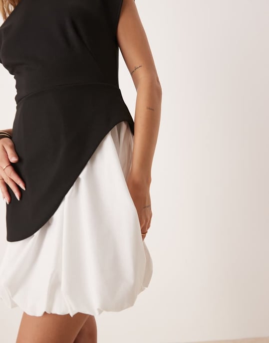ASOS DESIGN klänning med puffärmar och bubbelskjorta i mini-format i svart och vitt - Image 3