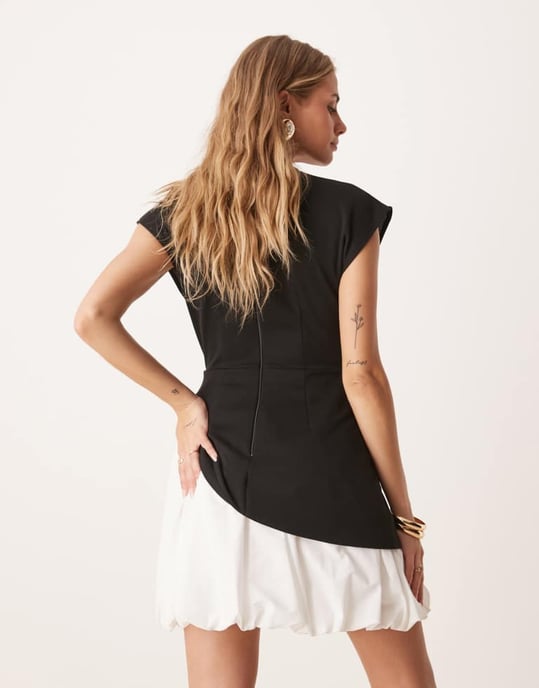 ASOS DESIGN klänning med puffärmar och bubbelskjorta i mini-format i svart och vitt - Image 4