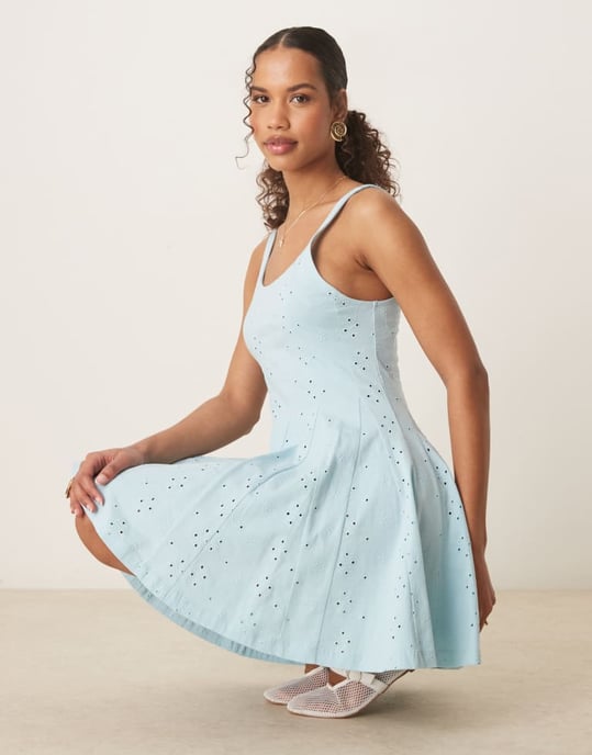 ASOS DESIGN broderad fyrkantig halsringning godet mini-klänning i blått - Image 2