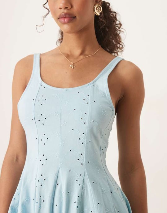 ASOS DESIGN broderad fyrkantig halsringning godet mini-klänning i blått - Image 3