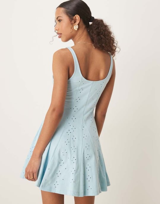 ASOS DESIGN broderad fyrkantig halsringning godet mini-klänning i blått - Image 4