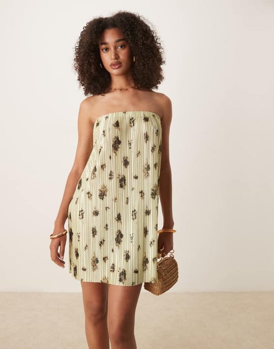 ASOS DESIGN plisserad bandeau miniklänning i grön blommönster - Image 2