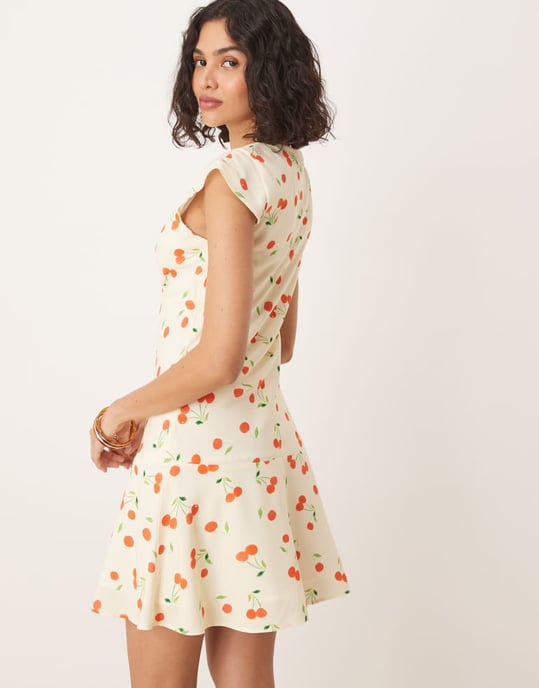 ASOS DESIGN v-ringad klänning med fjärilsmuddar i körsbärstryck - Image 2