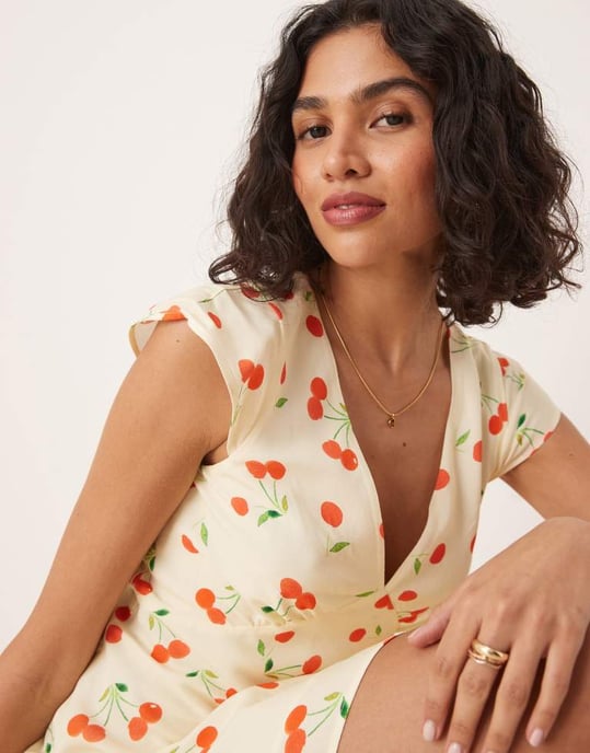 ASOS DESIGN v-ringad klänning med fjärilsmuddar i körsbärstryck - Image 3