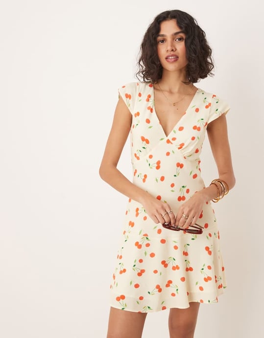 ASOS DESIGN v-ringad klänning med fjärilsmuddar i körsbärstryck - Image 4
