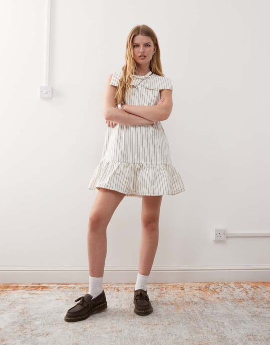 Återvunnen vintage minikjol i denim med seglarkrage och volangkant i ecru randigt - Image 2