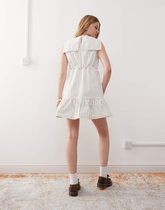 Återvunnen vintage minikjol i denim med seglarkrage och volangkant i ecru randigt - Image 3