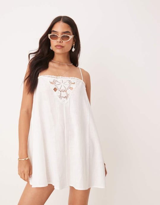 ASOS DESIGN texturerad dukinsats mini strandklänning i vitt - Image 1