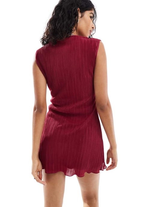 ASOS DESIGN plisserad klänning med sned halsringning i vinröd - Image 3