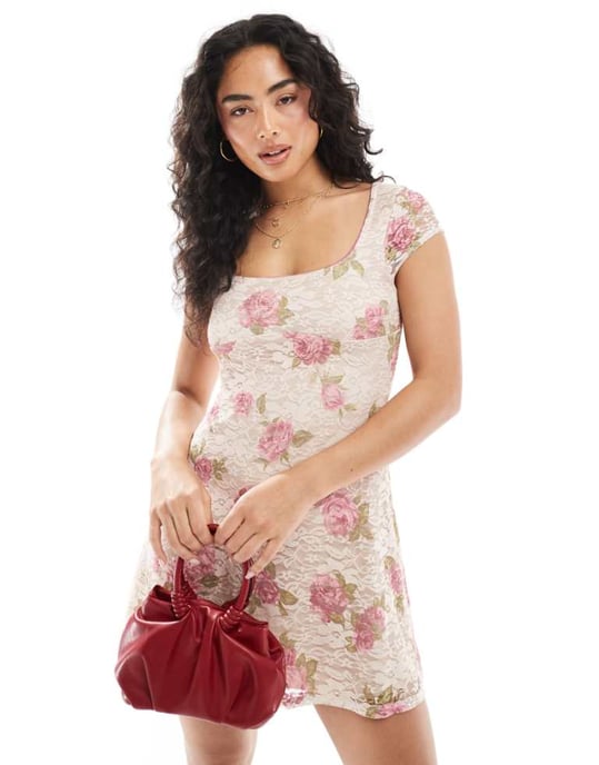 Miss Selfridge fyrkantig halsringning spets blommig passform och utställd klänning i rosa - Image 1