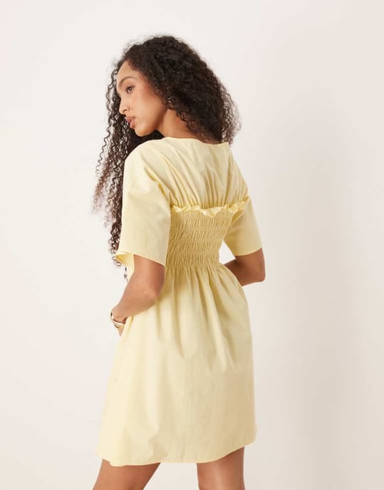 ASOS DESIGN rynkad babydoll trapezminiklänning i smörmjölk - Image 2