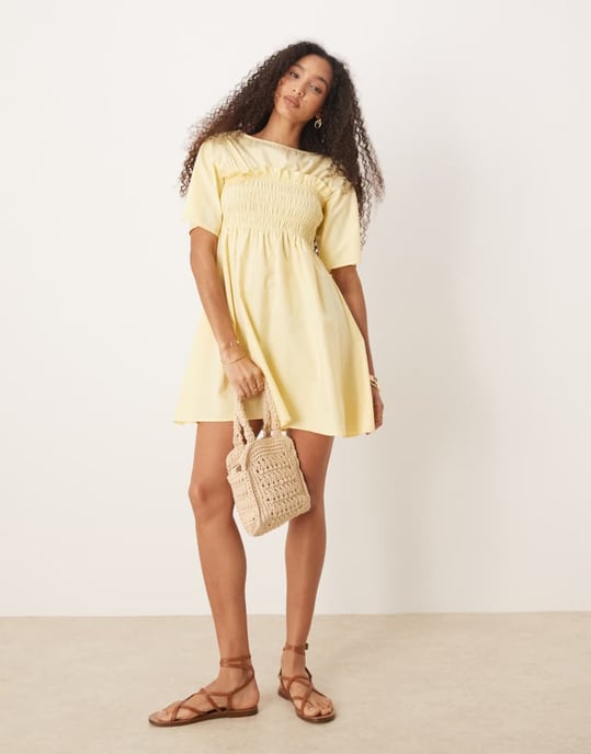ASOS DESIGN rynkad babydoll trapezminiklänning i smörmjölk - Image 3