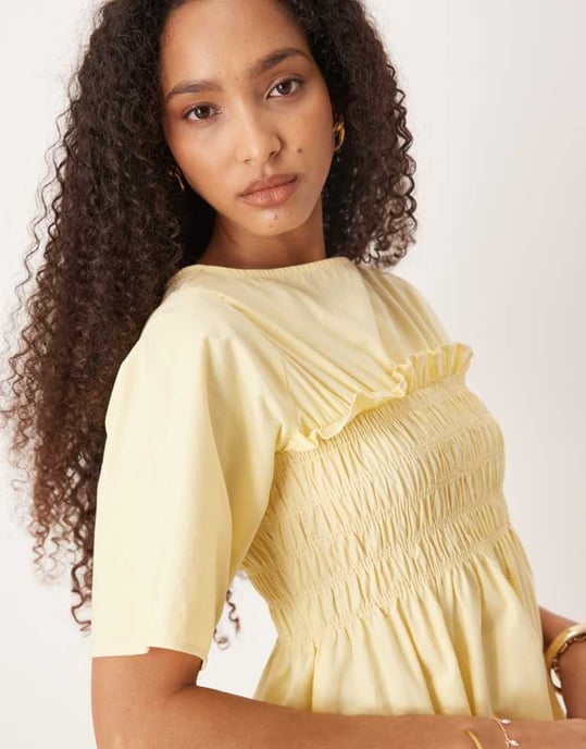 ASOS DESIGN rynkad babydoll trapezminiklänning i smörmjölk - Image 4