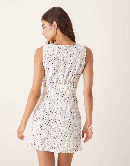 ASOS DESIGN v-ringad klänning med knyt fram i prickigt i vitprickigt - Image 3