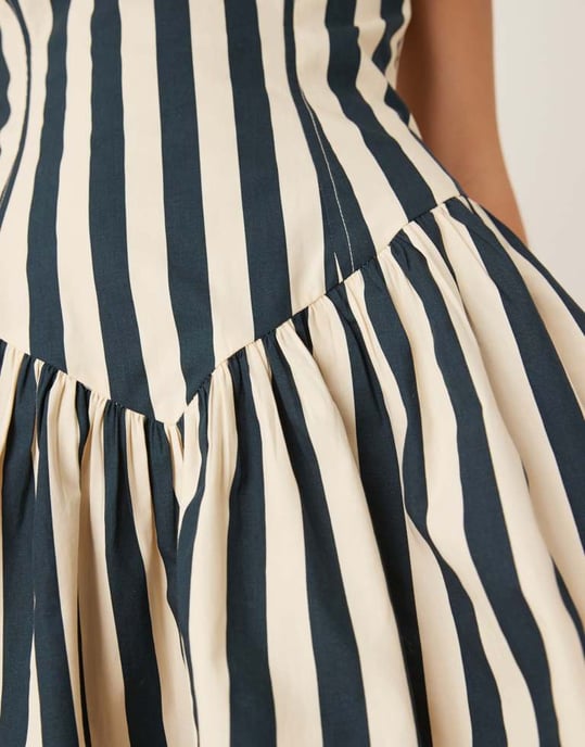 ASOS DESIGN halterneck mini klänning med volangkant i randigt mönster - Image 2